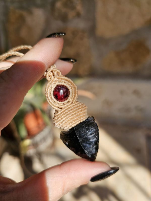Colgante con  Granate y flecha de Obsidiana