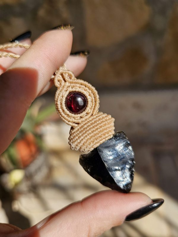 Colgante con  Granate y flecha de Obsidiana