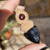 Colgante con  Granate y flecha de Obsidiana