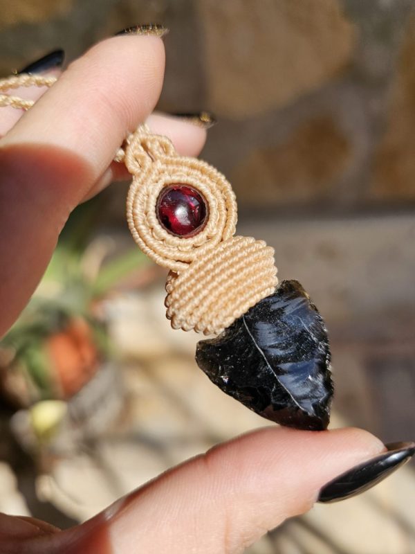Colgante con  Granate y flecha de Obsidiana