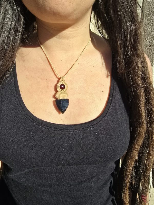 Colgante con  Granate y flecha de Obsidiana