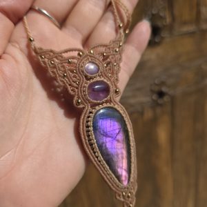 Collar magia violeta