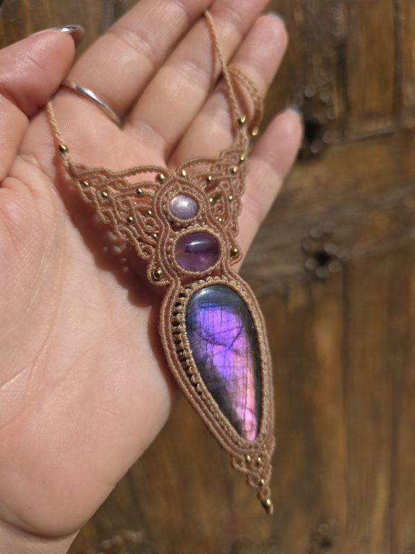Collar magia violeta