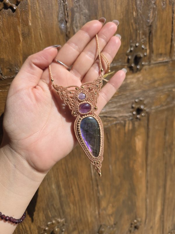 Collar magia violeta