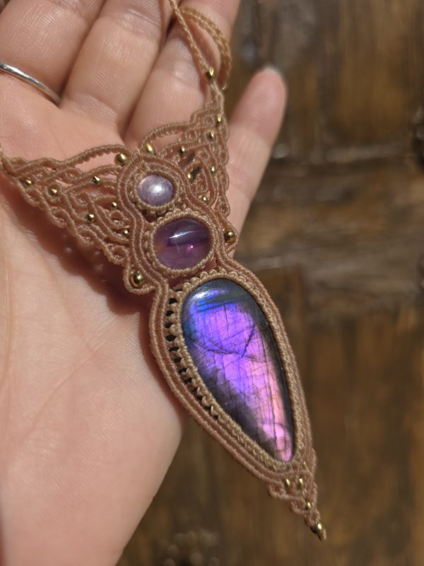 Collar magia violeta