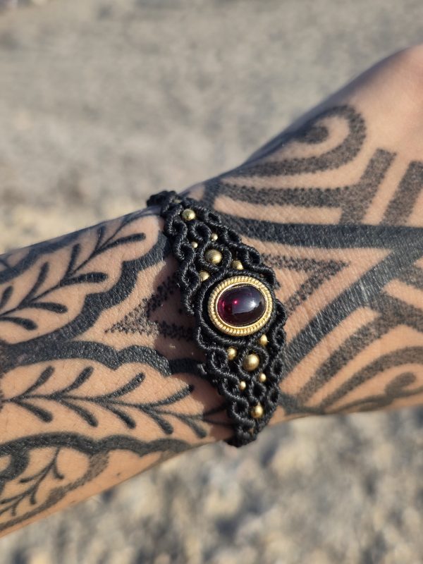 Pulsera granate en latón