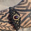 Pulsera granate en latón