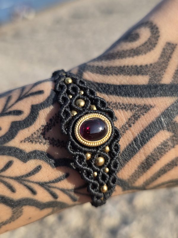 Pulsera granate en latón