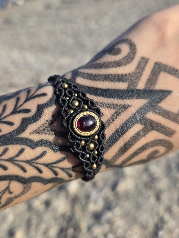 Pulsera granate en latón