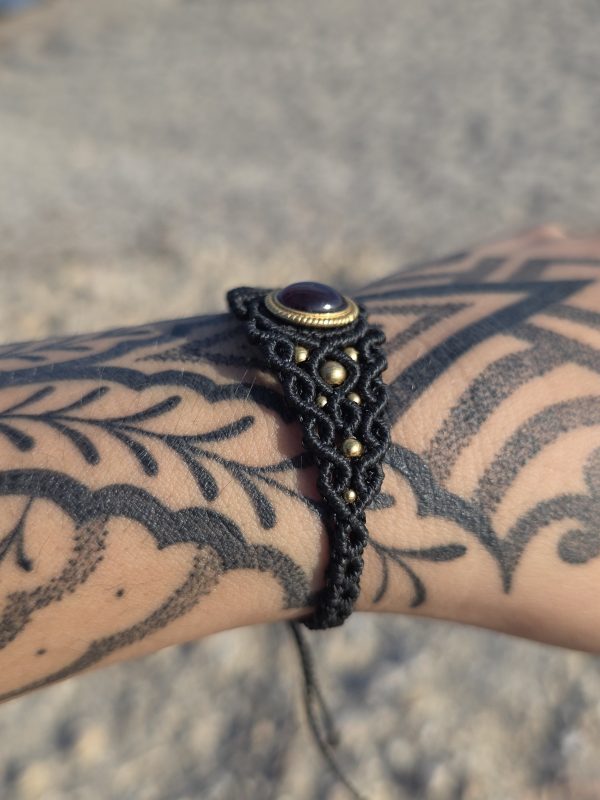 Pulsera granate en latón