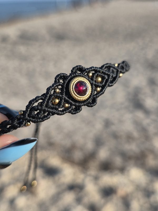 Pulsera granate en latón