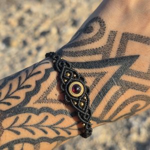 Pulsera granate en latón