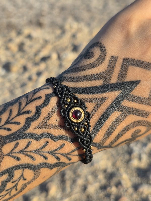 Pulsera granate en latón