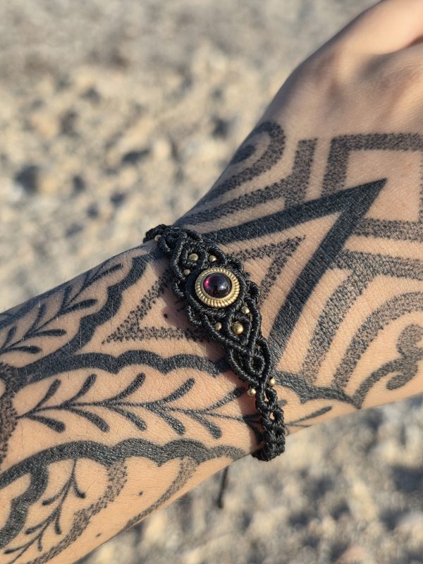 Pulsera granate en latón