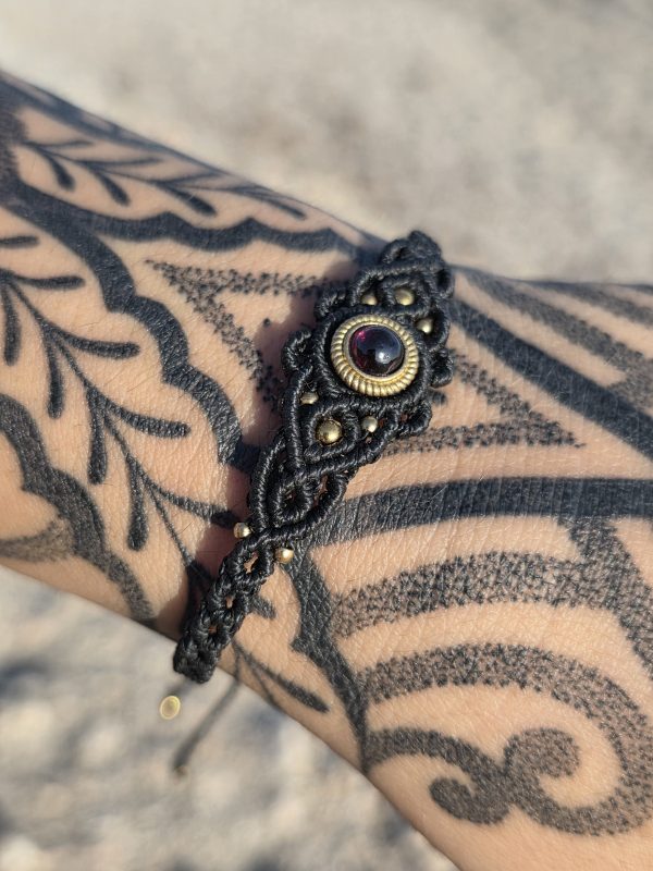 Pulsera granate en latón