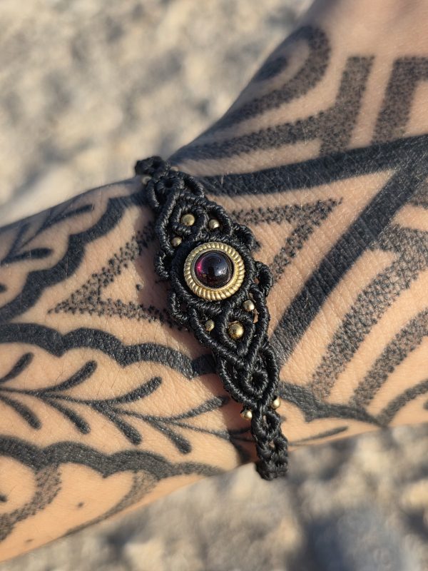 Pulsera granate en latón
