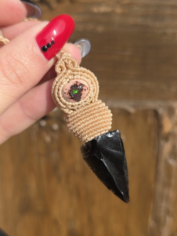 Colgante con ópalo de fuego mexicano y flecha de Obsidiana negra