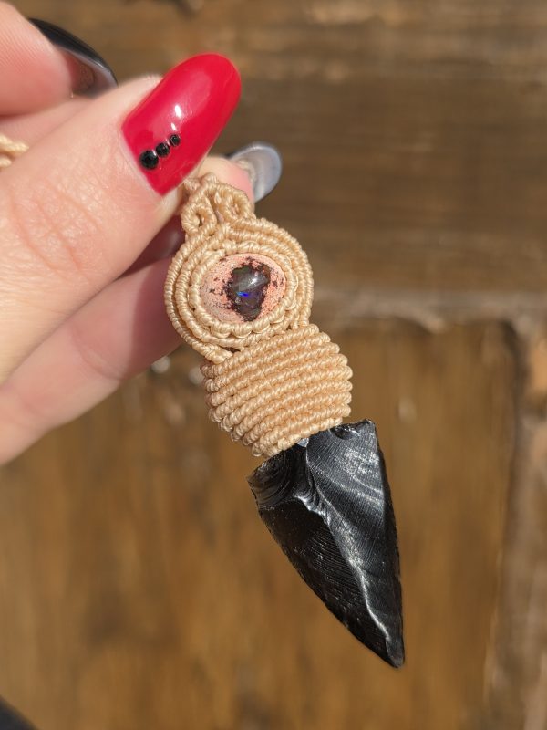 Colgante con ópalo de fuego mexicano y flecha de Obsidiana negra