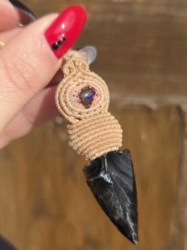 Colgante con ópalo de fuego mexicano y flecha de Obsidiana negra