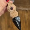 Colgante con ópalo de fuego mexicano y flecha de Obsidiana negra