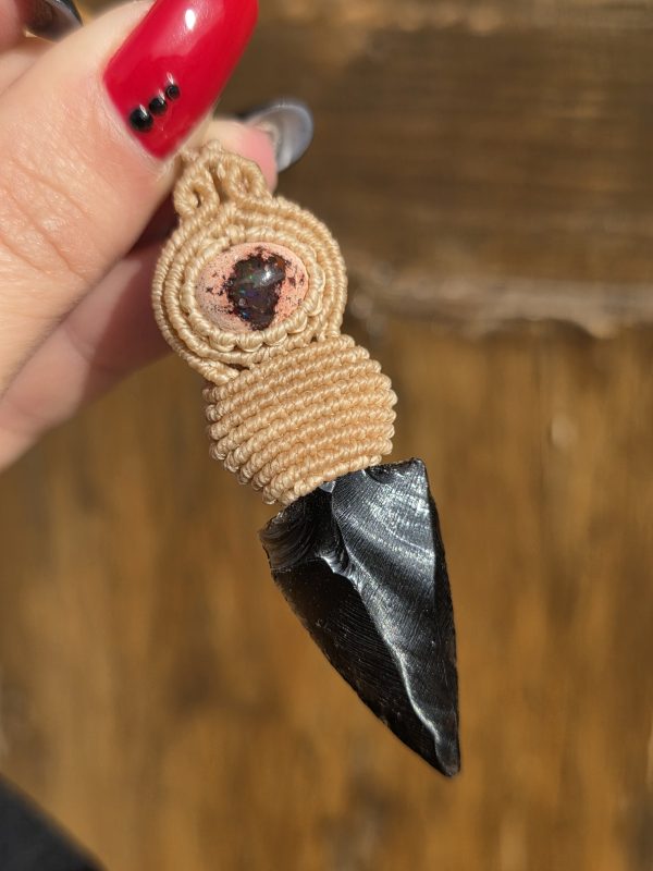 Colgante con ópalo de fuego mexicano y flecha de Obsidiana negra