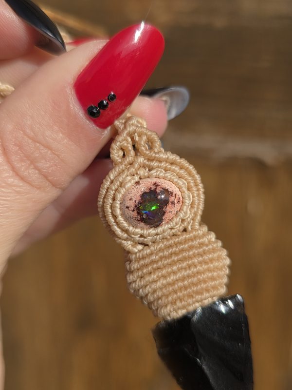 Colgante con ópalo de fuego mexicano y flecha de Obsidiana negra