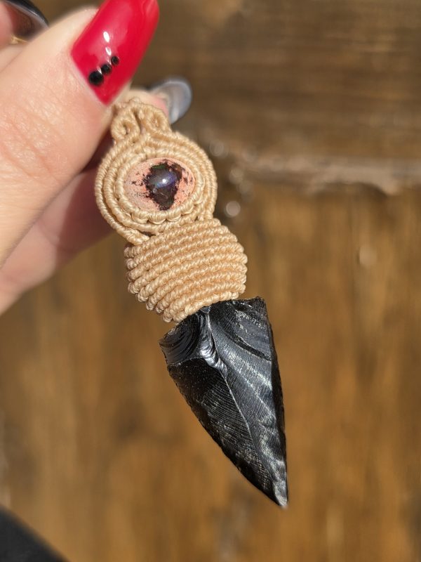 Colgante con ópalo de fuego mexicano y flecha de Obsidiana negra
