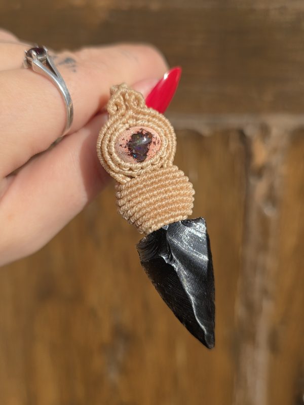 Colgante con ópalo de fuego mexicano y flecha de Obsidiana negra