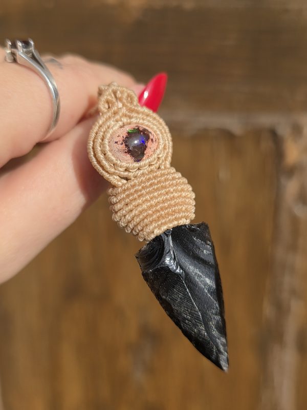 Colgante con ópalo de fuego mexicano y flecha de Obsidiana negra