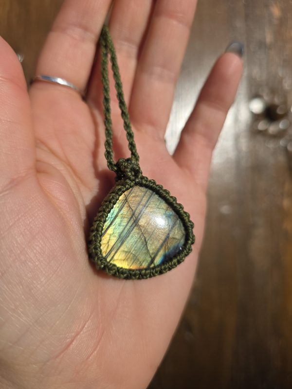 2025/11/1000030053-scaled.jpg Colgante labradorita amarilla