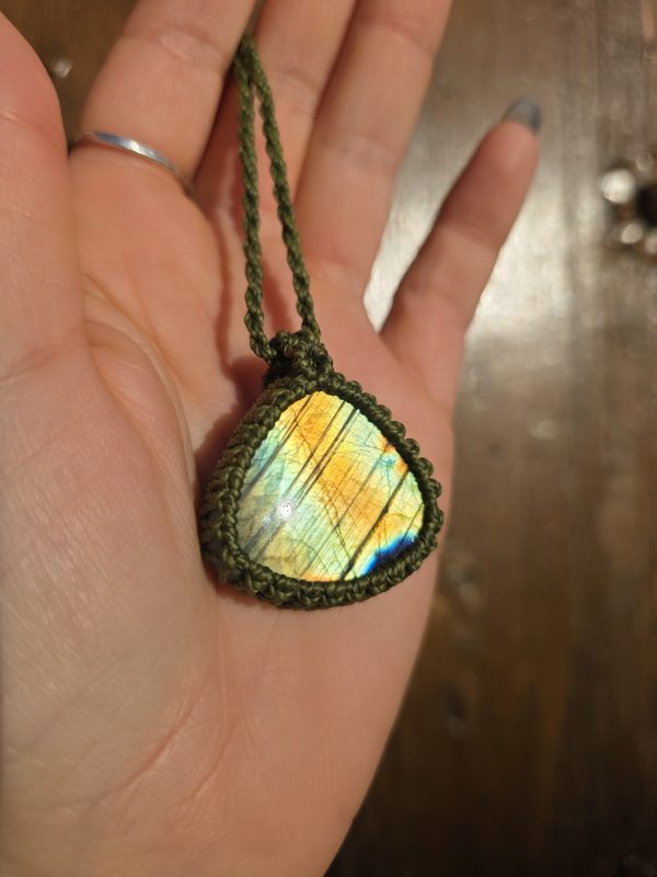 2025/11/1000030055-scaled.jpg Colgante labradorita amarilla